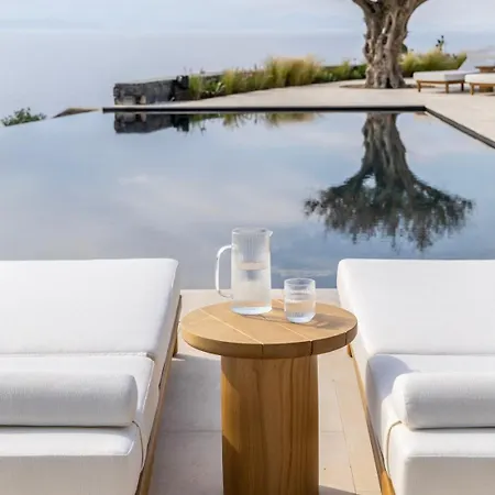 Gorgeous With Swimming Pool On The Seashore Daire