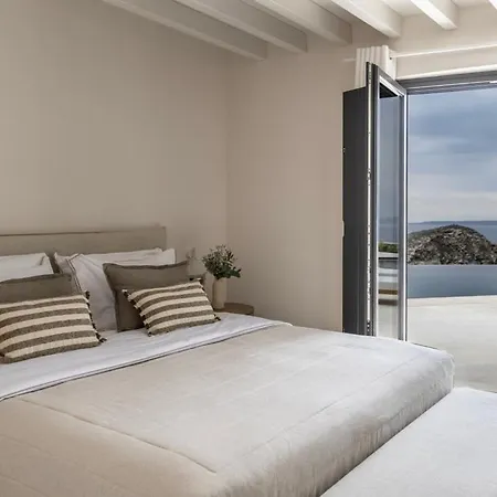 Gorgeous With Swimming Pool On The Seashore Daire